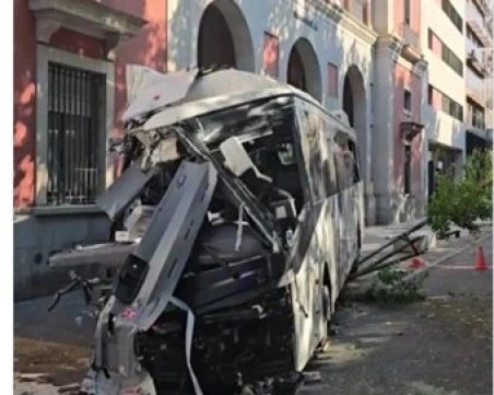 Автобус се вряза в сграда в Испания, 44 души са ранени