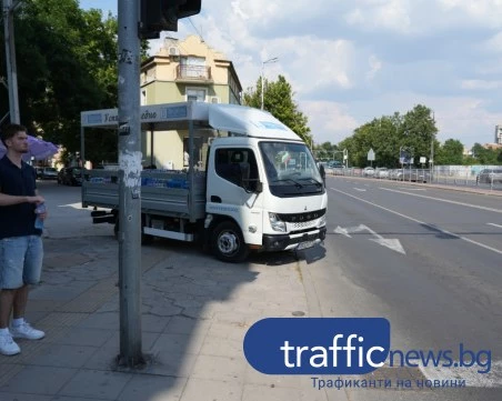 Наглост: Доставчик превърна тротоара в „бърза лента
