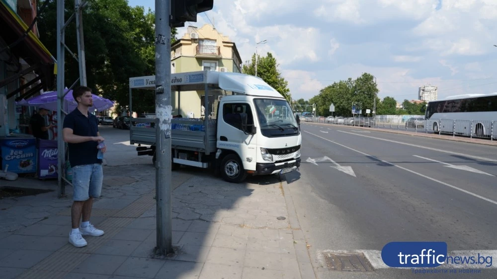 Наглост: Доставчик превърна тротоара в „бърза лента