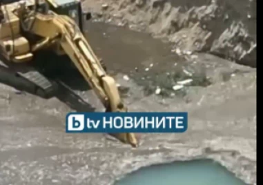 Мъж загина, след като багерът му потъна в яма край Лозен
