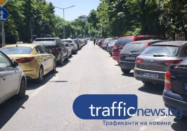 Превръща ли се общински паркинг в центъра на Пловдив в гробище за стари автомобили