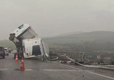 Тир катастрофира на АМ „Хемус, движението към София е блокирано