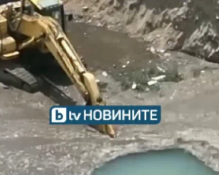 Мъж загина, след като багерът му потъна в яма край Лозен