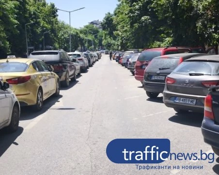 Превръща ли се общински паркинг в центъра на Пловдив в гробище за стари автомобили