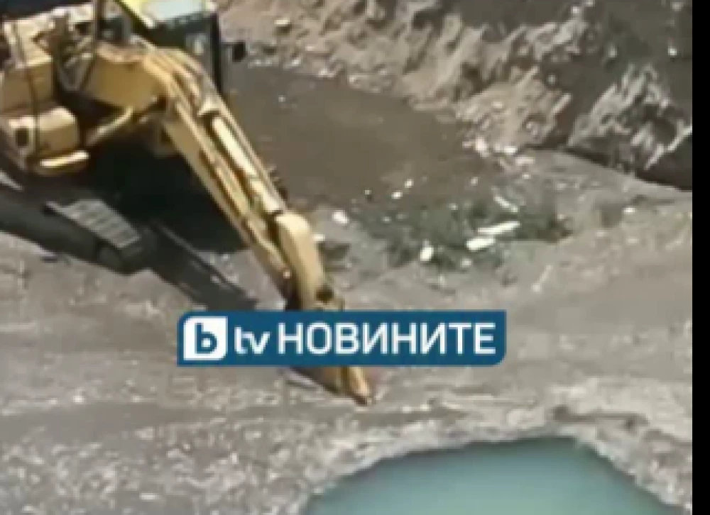 Мъж загина, след като багерът му потъна в яма край Лозен