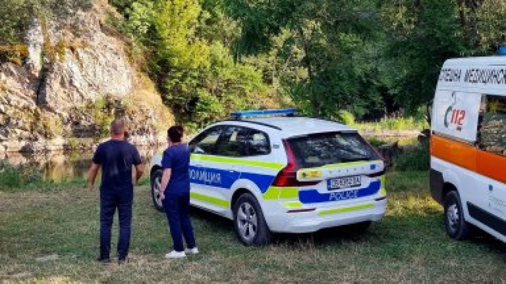 Намерено е живо едното от трите деца, изчезнали край брега
