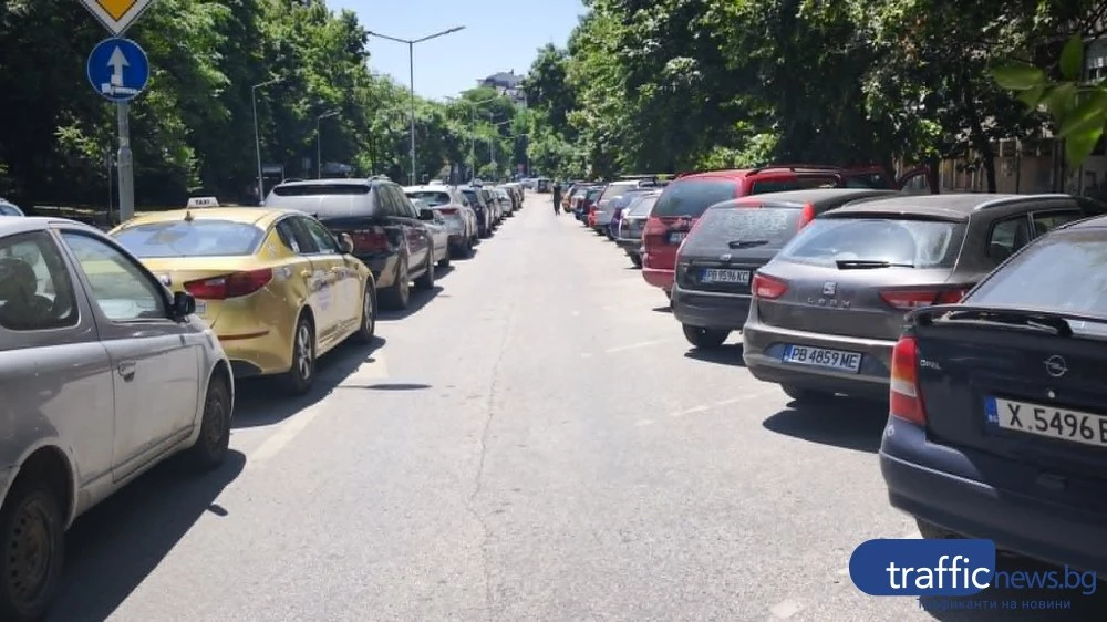 Превръща ли се общински паркинг в центъра на Пловдив в гробище за стари автомобили