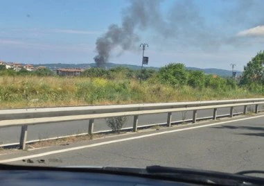 Голям пожар край Черноморец, горят бунгала и каравани