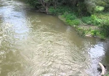 Издирването на изчезналото в река Струма дете продължава с водолази