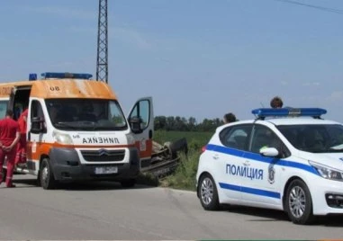 Лек автомобил падна в дере край Созопол, на място има полиция и линейка