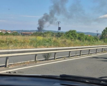 Голям пожар край Черноморец, горят бунгала и каравани