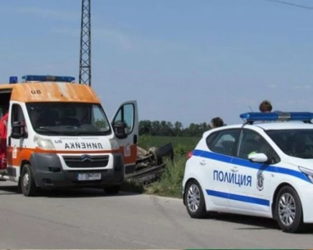 Лек автомобил падна в дере край Созопол, на място има полиция и линейка