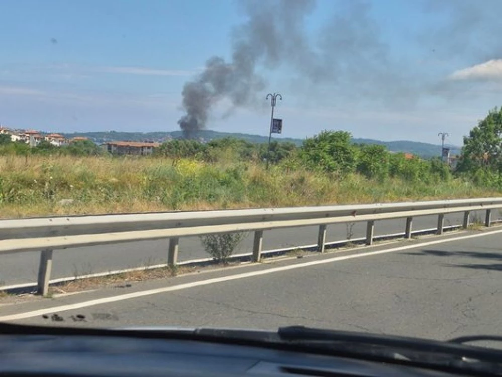 Голям пожар край Черноморец, горят бунгала и каравани