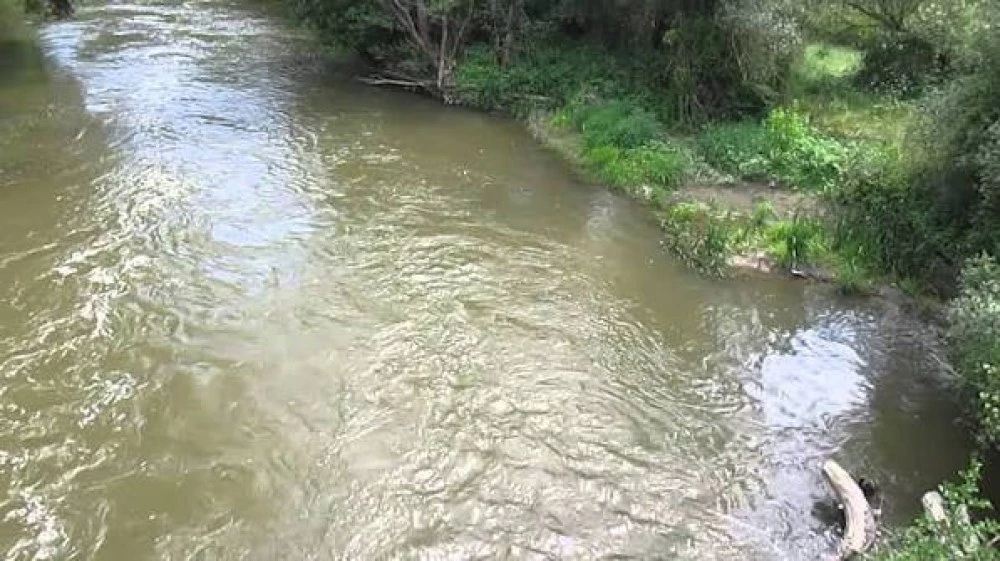 Издирването на изчезналото в река Струма дете продължава с водолази