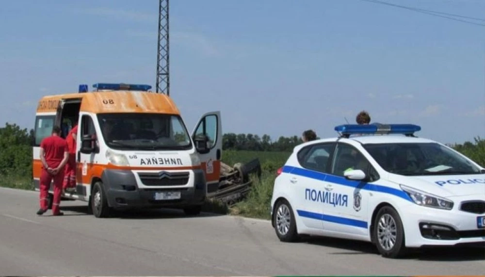 Лек автомобил падна в дере край Созопол, на място има полиция и линейка
