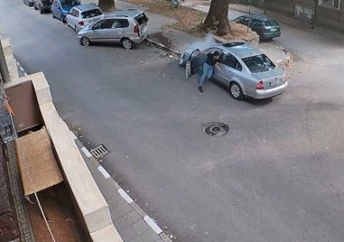 Младеж се вряза в редица паркирани автомобили в Асеновград, камера улови инцидента