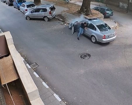 Младеж се вряза в редица паркирани автомобили в Асеновград, камера улови инцидента