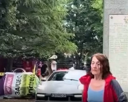 МВР проверява сигнал за автомобил в пешеходна зона на Созопол, според очевици колата е на Емрах Стораро