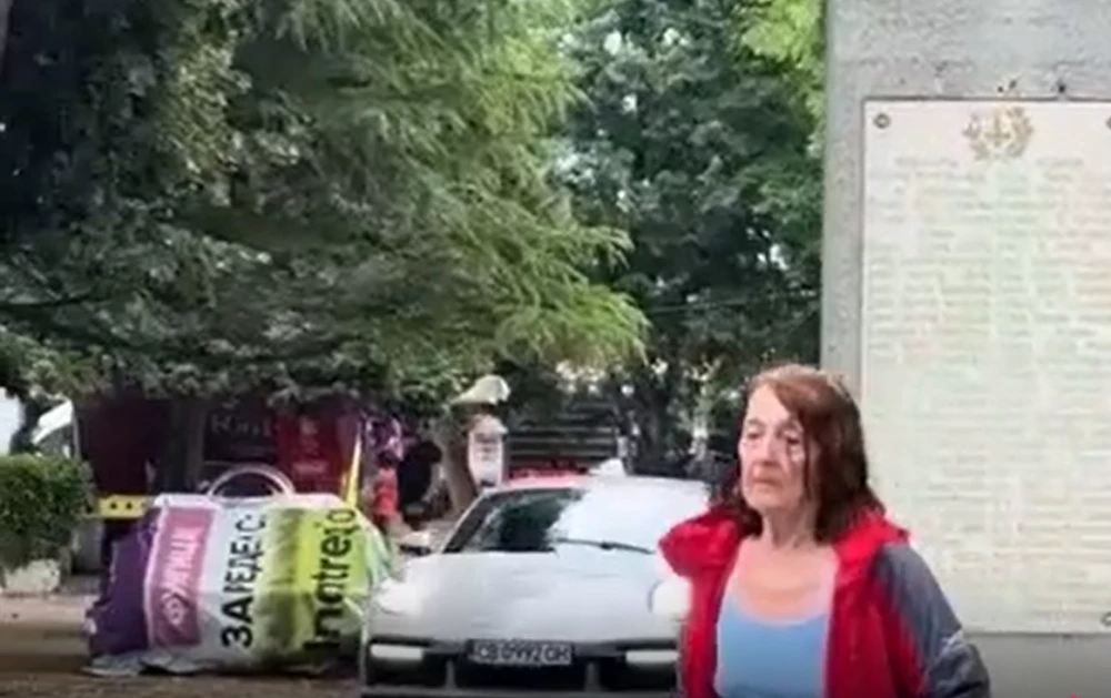 МВР проверява сигнал за автомобил в пешеходна зона на Созопол, според очевици колата е на Емрах Стораро
