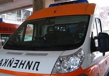 Майка и дете са в болница след челен сблъсък между две коли на пътя Бургас – Варна