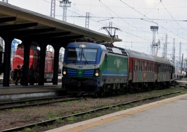 Възрастна жена е загинала след като е била блъсната от пътнически влак в района преди железопътна гара