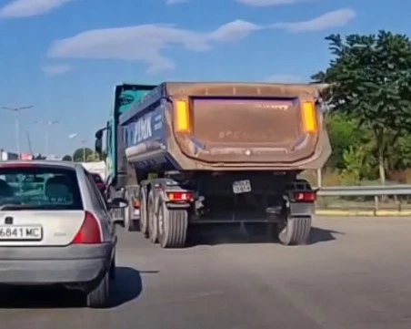 Камион засече колона автомобили на изхода на Пловдив