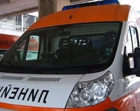 Майка и дете са в болница след челен сблъсък между две коли на пътя Бургас – Варна