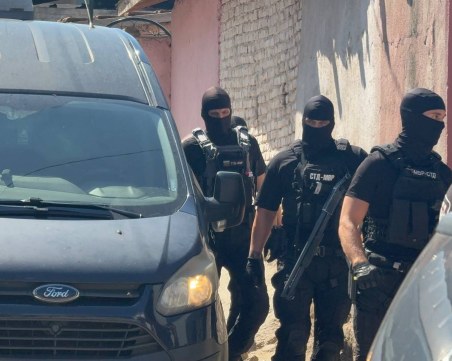 Масов сблъсък с 300 души и стрелба в ромската махала в Асеновград, има ранен полицай СНИМКИ