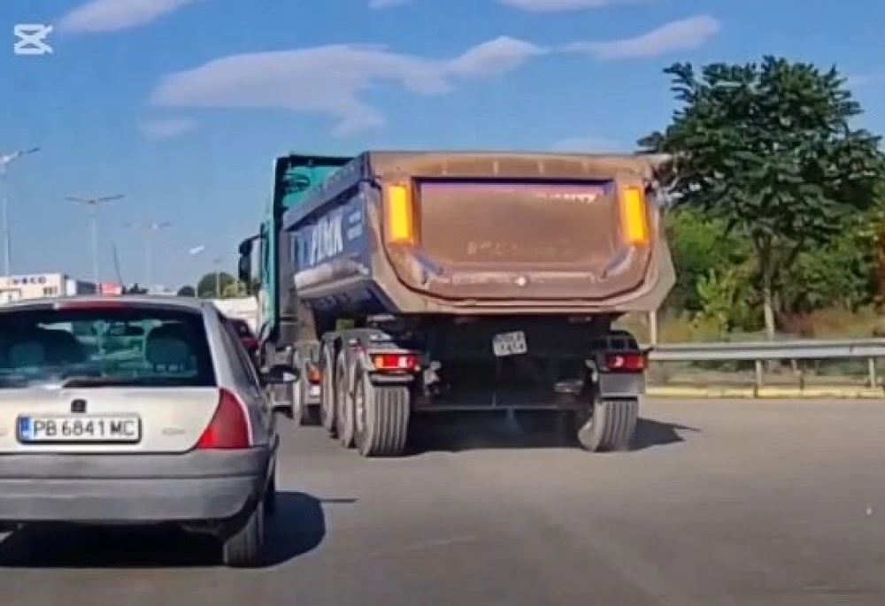 Камион засече колона автомобили на изхода на Пловдив