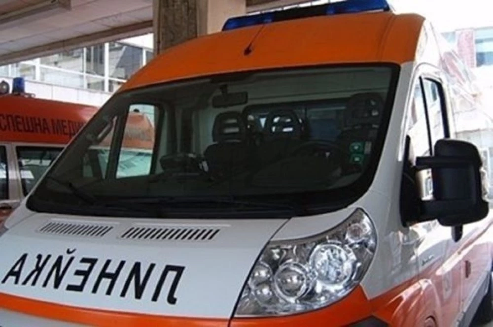 Майка и дете са в болница след челен сблъсък между две коли на пътя Бургас – Варна