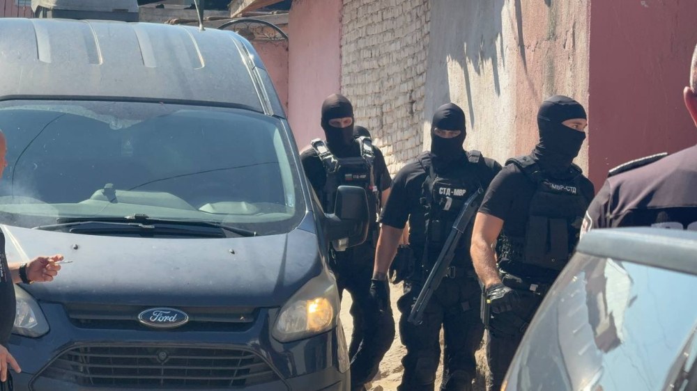 Масов сблъсък с 300 души и стрелба в ромската махала в Асеновград, има ранен полицай СНИМКИ