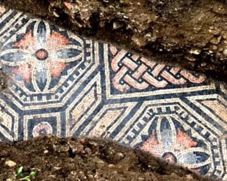 Фермер откри 1700-годишна римска мозайка в градината си
