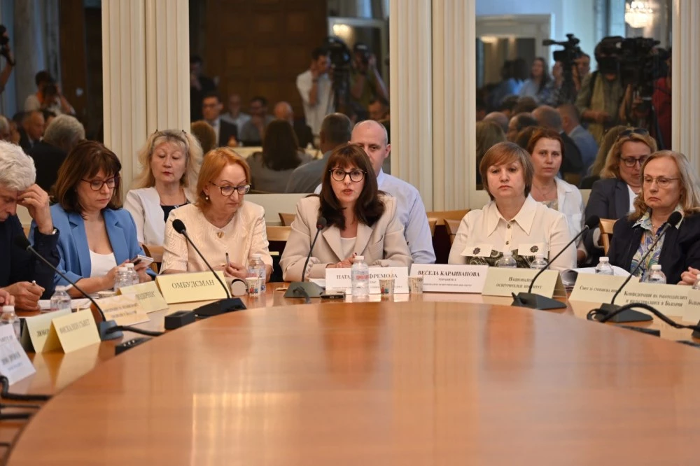 По-високи пенсии и осигуровки през 2026 г.: Бюджетът на ДОО мина на първо четене