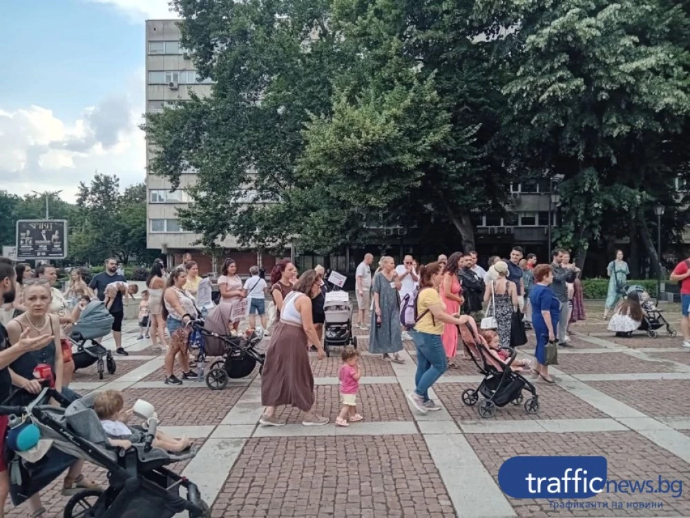 Родители в Пловдив отново на протест, искат увеличение на майчинството и детските надбавки