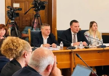 Министър Найденов: Няма да намаляваме заплатите на магистратите и съдебните служители