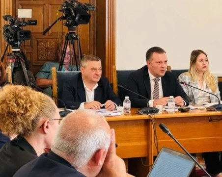 Министър Найденов: Няма да намаляваме заплатите на магистратите и съдебните служители