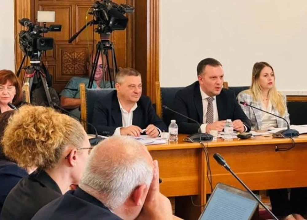 Министър Найденов: Няма да намаляваме заплатите на магистратите и съдебните служители