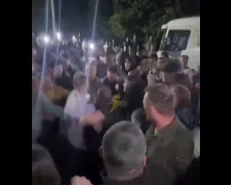 Украйна разследва нападение срещу военен автомобил, тълпа го обърна след задържане на мъж за мобилизация