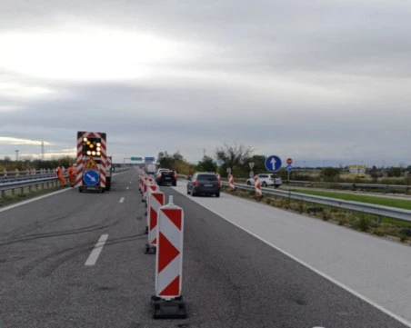 Аварирал камион затруднява движението в участък на АМ 