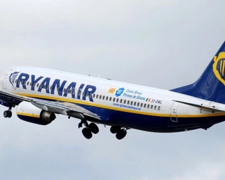 Пътник едва не бе засмукан през счупен прозорец на самолет на Ryanair