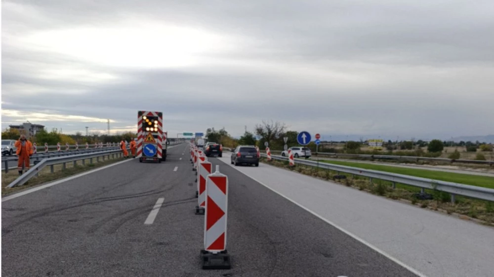 Аварирал камион затруднява движението в участък на АМ 