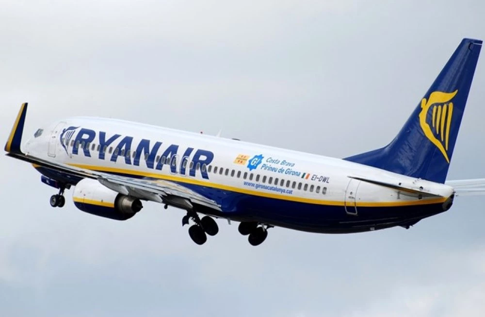 Пътник едва не бе засмукан през счупен прозорец на самолет на Ryanair