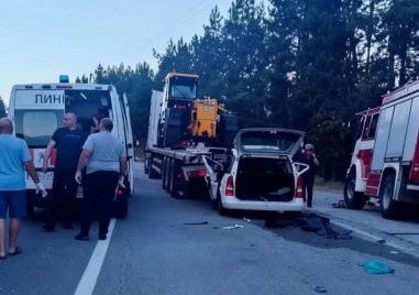 Двама души са загинали в катастрофата в камион край Дупница, трима са ранени