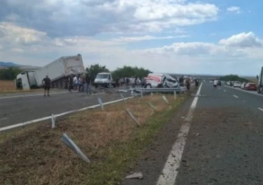 Двамата пострадали при катастрофата край Карнобат са в стабилно състояние