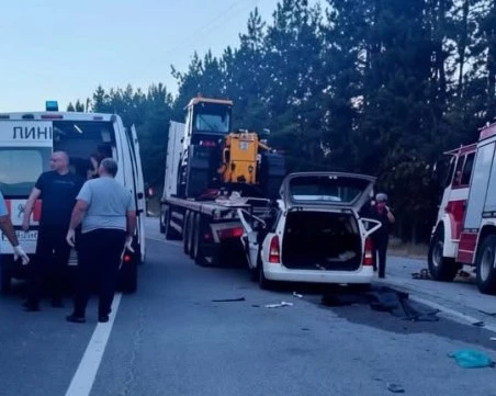 Двама души са загинали в катастрофата в камион край Дупница, трима са ранени