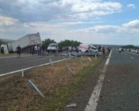 Двамата пострадали при катастрофата край Карнобат са в стабилно състояние