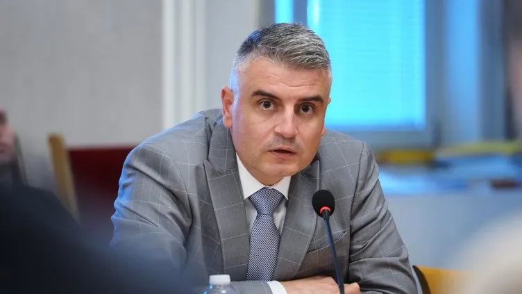 Остават много въпросите около подписаното замразяване на договора с 