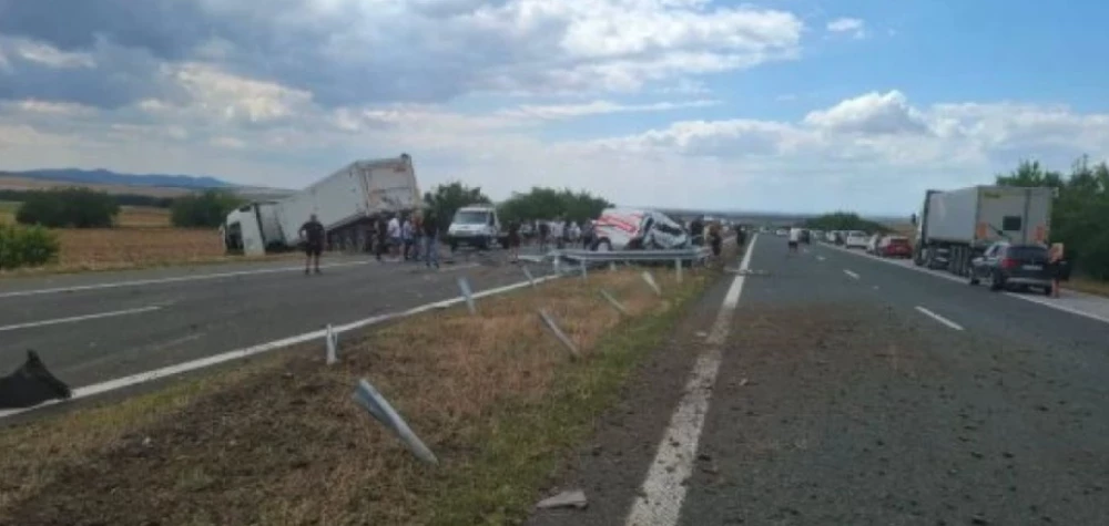 Двамата пострадали при катастрофата край Карнобат са в стабилно състояние