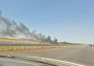 Автомобил гори на АМ „Тракия, образува се километрична колона