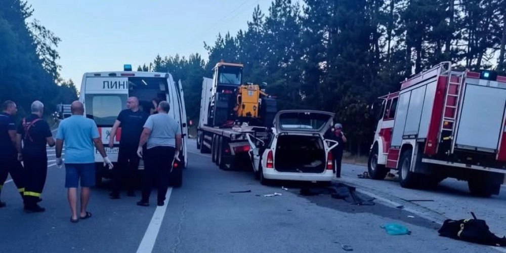 Товарният автомобил в който се удари кола край Дупница  не е